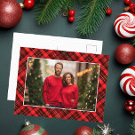 Klassieke rode geruite Tartan kerst foto Feestdagenkaart<br><div class="desc">Een klassiek rood geruite tartan patroon achter uw horizontale vakantie familie foto voor een feestelijke,  traditionele kerst briefkaart. Eenvoudige en mooie kerst briefkaarten.</div>