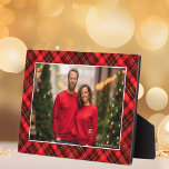 Klassieke rode geruite Tartan kerst foto Fotoplaat<br><div class="desc">Een klassiek rood geruite tartan patroon achter uw horizontale vakantiefamiliefoto voor een feestelijke,  traditionele kerstfotoplaat. Eenvoudig en mooi kerstcadeau.</div>