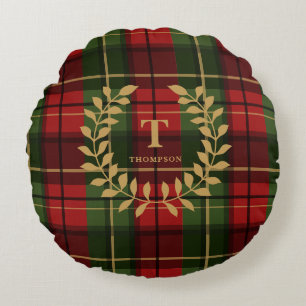 Klassieke rode kerstplaid met monogram krans rond kussen