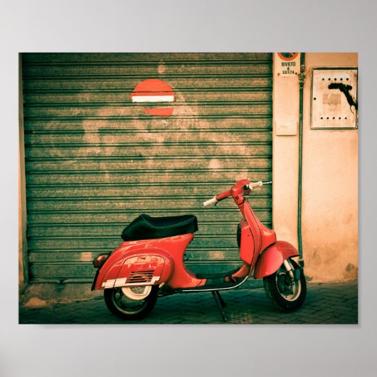 Klassieke rode scooter in Italië Poster (Voorkant)