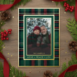 Klassieke rood groen geplakt liefde vrede vreugde  folie feestdagenkaart<br><div class="desc">Maak kennis met onze betoverende folie kerstkaart, waar tijdloze elegantie de schoonheid van het seizoen ontmoet. De klassieke rode en groene tartaanse geplakte achtergrond zet een boeiende en elegante toon. Uw favoriete foto zal schitteren, omringd door een dubbele folie en dennengroen lijst dat een vleugje verfijning toevoegt. Dit traditioneel geïnspireerde...</div>