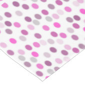 Klassieke roze pokadots op wit tafelkleed (Gekanteld)