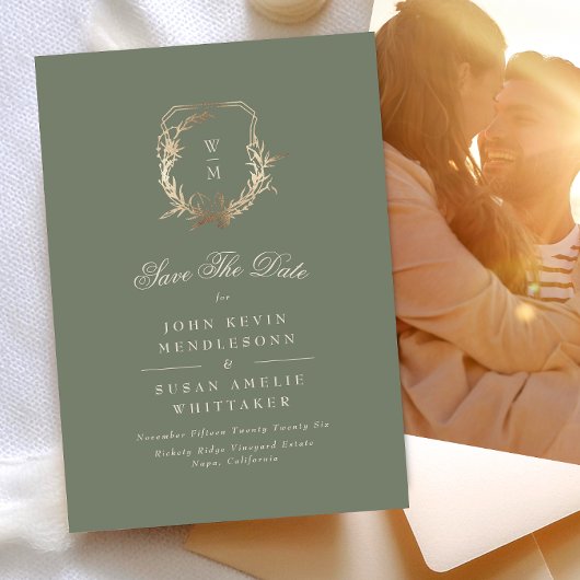 Klassieke Sage & Cream Monogram Gold Crest Foto Save The Date