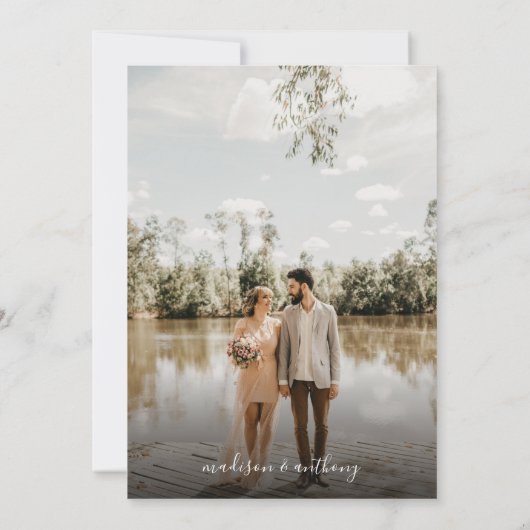 Klassieke Sage Green Budget Script Photo Weddensch Kaart (Achterkant)