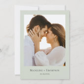 Klassieke Sage Green Monogram Border Fotobruiloft Kaart (Achterkant)