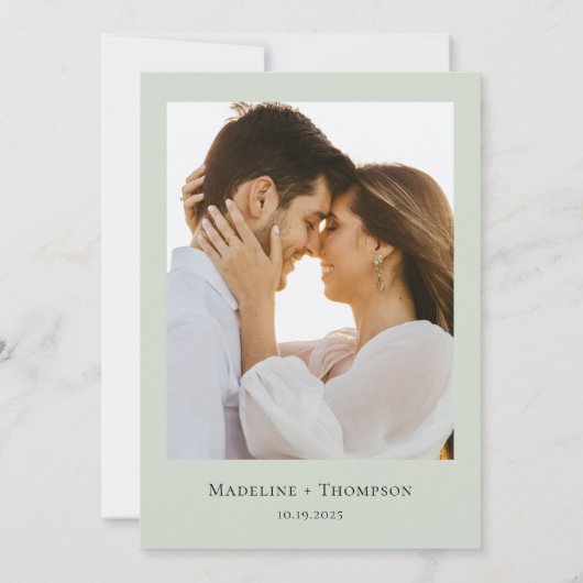 Klassieke Sage Green Monogram Border Fotobruiloft Kaart (Achterkant)