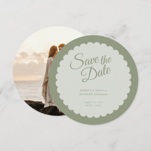 Klassieke Sage Green Script Scallop Weduwfoto Save The Date (Voorkant / Achterkant)