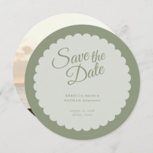 Klassieke Sage Green Script Scallop Weduwfoto Save The Date