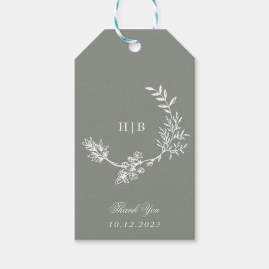 Klassieke Sage Groene Bloemen Krans Monogram Bruil Cadeaulabel (Voorkant)
