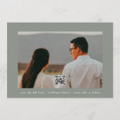 Klassieke Sage Groene Monogram Krans Huwelijk QR C Save The Date (Achterkant)