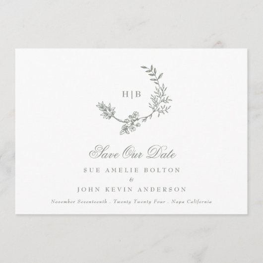 Klassieke Sage Groene Monogram Krans Huwelijk QR C Save The Date (Voorkant)
