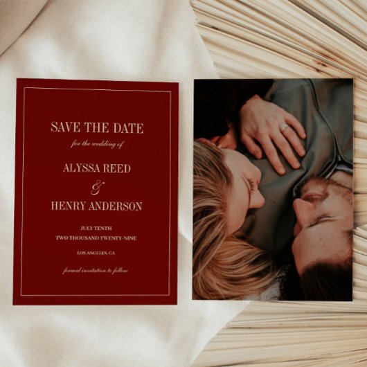 Klassieke scriptie wijnrode trouwfoto save the date