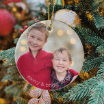 Klassieke siblings Fotokerstfeestmaal Keramisch Ornament<br><div class="desc">Upload je eigen brochures foto naar dit klassieke "vrolijke" moderne ornament. Geniet dit jaar van de zoete gezichten van je kinderen of kleinkinderen op je boom met dit simpele en zoete ronde ornament. Pas het jaar aan om deze keer in je leven jaar na jaar te onthouden.</div>