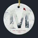 Klassieke Sneeuwachtige Kerstmis Winter Scène Mono Keramisch Ornament<br><div class="desc">Breng tijdloze charme aan uw vakantie-inrichting met dit klassieke besneeuwde kerstwintertafereel Monogram Keramisch Ornament. Met een sereen sneeuwlandschap en een aanpasbaar monogram combineert dit souvenir-ornament traditionele kerstelegantie met een persoonlijk tintje. Perfect om cadeau te geven aan familie, vrienden of als een gedenkwaardige toevoeging aan je eigen boom, het vangt de...</div>