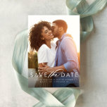 Klassieke sparen de datum verticale fotokaart save the date<br><div class="desc">Een eenvoudige maar elegante redder de datumfotokaart om uw verloving en aanstaande bruiloft aan te kondigen. De enige verticale foto kenmerkt witte tekst bij de bodem met overvloed van ruimte voor namen en grote dagdetails.</div>