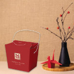 Klassieke Square Double Happiness Chinese bruiloft Bedankdoosjes<br><div class="desc">Een modern dubbel geluksontwerp binnen een eenvoudig gouden vierkant lijst op een klassieke rode achtergrond bruiloft gunst doos. Een veelbelovend symbool dat wordt gebruikt in alle Chinese, oosterse en Aziatische bruiloften. De basisachtergrond kan worden gewijzigd in elke gewenste kleur. Alle tekst kan worden bewerkt. Ontworpen/origineel kunstwerk door fat*fa*tin. Eenvoudig te...</div>