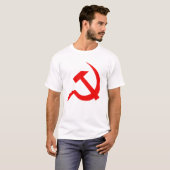 Klassieke stijl: helder rood hamer en glad in wit t-shirt (Voorkant volledig)