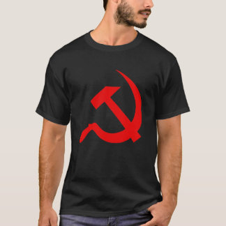 Klassieke stijl, helder rood hamer en glad op zwar t-shirt