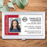 Klassieke Stijl Notaris Public ID Red Gold Busines Visitekaarthouder<br><div class="desc">Creëer een professionele uitstraling met deze klassieke 'Notary Public',  'Loan Signing Agent' Business Card Case. Gepersonaliseerd met uw foto,  naam,  gegevens en accreditatie logo. Alle tekst en afbeeldingen kunnen worden aangepast of verwijderd,  zodat u de gewenste informatie kunt opnemen.</div>