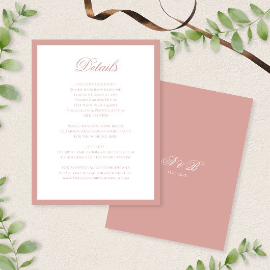 Klassieke Stof Roze Monogram Script Trouwdetails Informatiekaartje