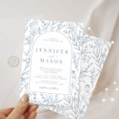 Klassieke stoffige blauwe bloemenbruiloft uitnodig kaart