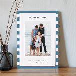 Klassieke streep | Verticale foto Hanukkah Silver Folie Feestdagenkaart<br><div class="desc">Deel vakantiebezoekers met deze Hanukkah-fotokaarten met uw favoriete foto op een achtergrond van blauw en witte strepen aan de kust met luxe zilveren folie. Een editable berichtgebied laat u uw Chanoekah of vakantiegroet aanpassen. Voeg naast het jaar uw familienaam of namen onder.</div>