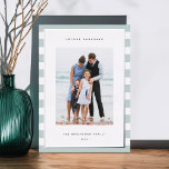 Klassieke streep | Verticale foto Hanukkah Silver Folie Feestdagenkaart<br><div class="desc">Deel vakantiebestemmingen met deze Hanukkah-fotokaarten met uw favoriete foto op een achtergrond van bleke aqua en witte strepen met luxe zilveren folie. Een editable berichtgebied laat u uw Chanoekah of vakantiegroet aanpassen. Voeg naast het jaar uw familienaam of namen onder.</div>