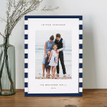 Klassieke streep | Verticale foto Hanukkah Silver Folie Feestdagenkaart<br><div class="desc">Deel vakantievergrotingen met deze Hanukkah-fotokaarten met uw favoriete foto op een achtergrond van lichtblauw en witte strepen met luxe zilveren folie trim. Een editable berichtgebied laat u uw Chanoekah of vakantiegroet aanpassen. Voeg naast het jaar uw familienaam of namen onder.</div>