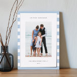 Klassieke streep | Verticale foto Hanukkah Silver Folie Feestdagenkaart<br><div class="desc">Deel vakantiebestemmingen met deze Hanukkah-fotokaarten met uw favoriete foto op een achtergrond van bleke blauwe en witte strepen met luxe zilveren folie. Een editable berichtgebied laat u uw Chanoekah of vakantiegroet aanpassen. Voeg naast het jaar uw familienaam of namen onder.</div>