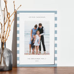 Klassieke streep | Verticale foto Hanukkah Silver Folie Feestdagenkaart<br><div class="desc">Deel vakantiebestemmingen met deze Hanukkah-fotokaarten met uw favoriete foto op een achtergrond van bleke blauwe en witte strepen met luxe zilveren folie. Een editable berichtgebied laat u uw Chanoekah of vakantiegroet aanpassen. Voeg naast het jaar uw familienaam of namen onder.</div>