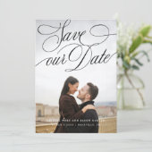 Klassieke Swooping Kalligrafie Save The Date (Staand voorkant)
