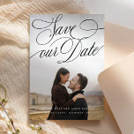 Klassieke Swooping Kalligrafie Save The Date<br><div class="desc">Deze klassieke en traditionele stijl bewaar de datum met één foto-plaatsaanduidingskaart is ideaal voor koppels die houden van een traditionele esthetiek. Op de voorkant staan de woorden "save our date", geschreven in een romantisch, klassiek, swooping kalligrafie lettertype. De achtergrondkleur op de achterkant van de kaart kan worden veranderd in elke...</div>