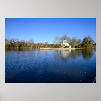 Klassieke tempel aan het meer met koepel poster