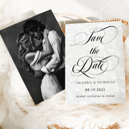 Klassieke trouwfoto met bloemen save the date