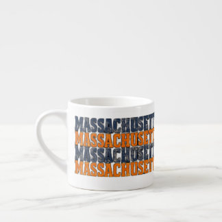 Klassieke, versleten Massachusetts gestapelde typo Espresso Kop