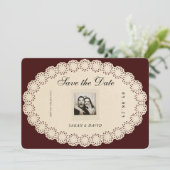 Klassieke Vintage Papier Kant Save the Date (Staand voorkant)