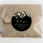 Klassieke Wildflower Black Dank u Wedding Favoriet Ronde Sticker<br><div class="desc">Deze klassieke wilde bloem zwarte dank u bruiloft gunst klassieke ronde sticker is ideaal voor een moderne bruiloft. Het ontwerp toont sierlijke en elegante waterverf handontworpen blozende, roze, veelkleurige wilde bloemen die netjes zijn gerangschikt in mooie boeketten. Maak de labels van de sticker uw eigen door uw namen, het evenement...</div>