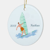 Klassieke windsurfende Brunette Surfer naam & Jaar Keramisch Ornament (Links)