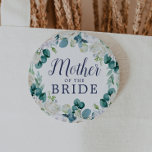 Klassieke Witte Bloemen Moeder van de Bride Ronde Button 5,7 Cm<br><div class="desc">Deze klassieke witte bloemen moeder van de bruidknoop is perfect voor een lentevertrouwdouche. Het elegante bloemontwerp is voorzien van zacht ivoor en witte rozen,  pinda's en chrysanthemum met touches van periwinkle blauwe waterverf bloemen en groene bladeren.</div>