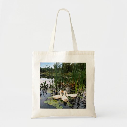 Klassieke witte eenden op een prachtig meer tote bag (Voorkant)