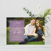Klassieke witte en paarse elegante script bruiloft save the date (Staand voorkant)