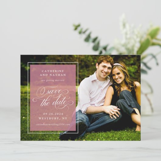 Klassieke Witte en Roze Elegante Script Bruiloft Save The Date (Staand voorkant)