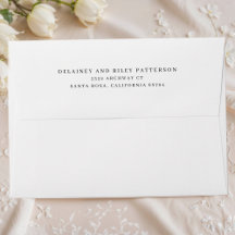 Klassieke witte envelop met retouradres