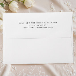 Klassieke witte envelop met retouradres