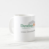 klassieke witte mok met Develop Africa Logo (Voorkant links)
