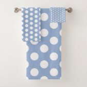 Klassieke witte polka stippen op zacht blauw bad handdoek (Insitu)