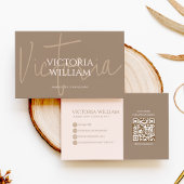 Klassieke zachte neutrale beige script QR-code Visitekaartje