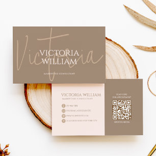 Klassieke zachte neutrale beige script QR-code Visitekaartje