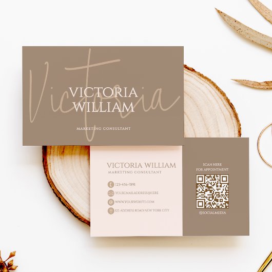 Klassieke zachte neutrale beige script QR-code Visitekaartje