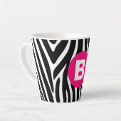 Klassieke zebra strepen helder roze monogram latte mok (Linkerhoek)